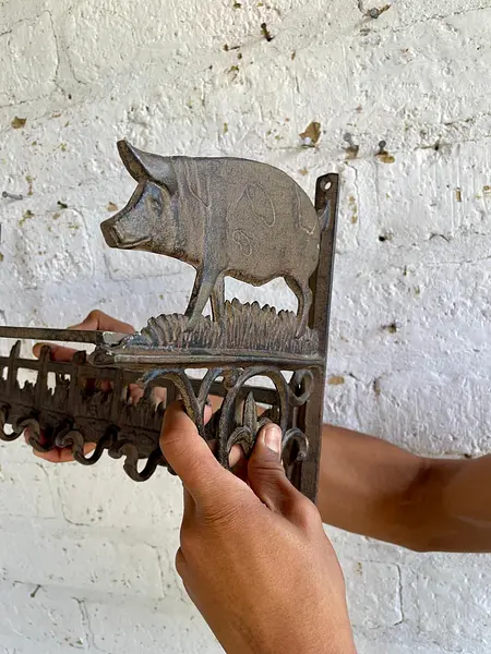 Repisa Perchero En Hierro Fundido Con Figura De Cerdos