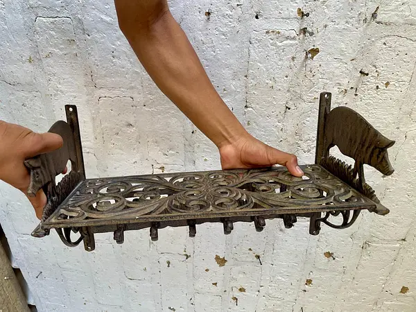 Repisa Perchero En Hierro Fundido Con Figura De Cerdos