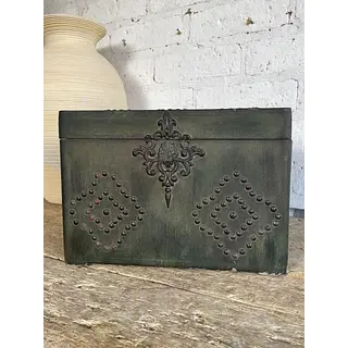 Caja En Madera Con Remaches Y Apliques - 1980