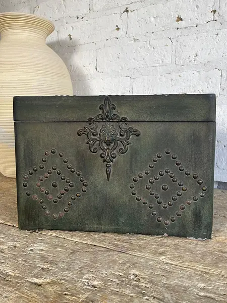 Caja En Madera Con Remaches Y Apliques - 1980