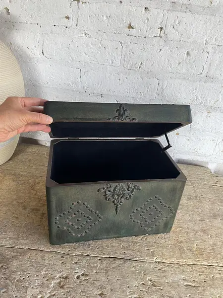 Caja En Madera Con Remaches Y Apliques - 1980