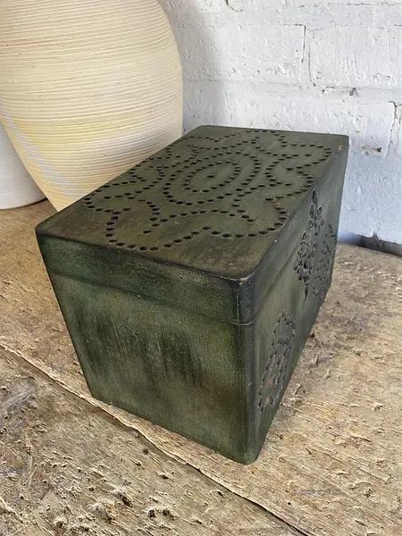 Caja En Madera Con Remaches Y Apliques - 1980