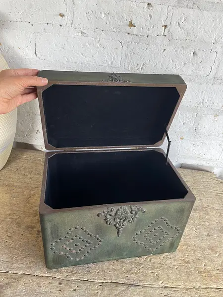 Caja En Madera Con Remaches Y Apliques - 1980