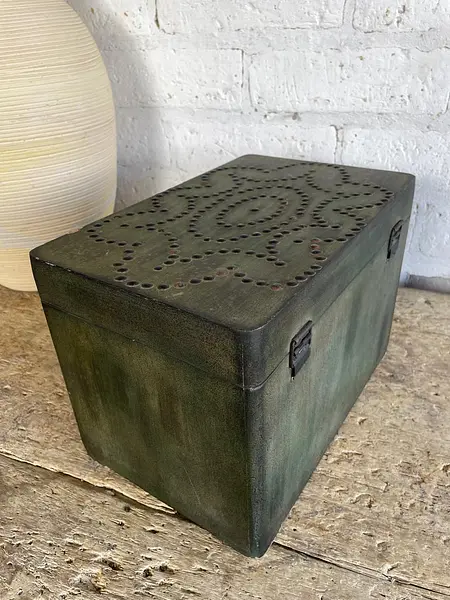 Caja En Madera Con Remaches Y Apliques - 1980