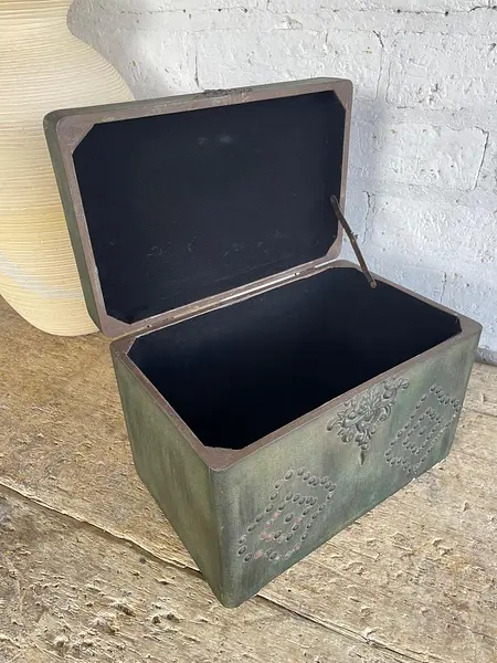 Caja En Madera Con Remaches Y Apliques - 1980