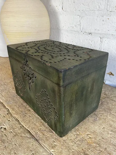 Caja En Madera Con Remaches Y Apliques - 1980