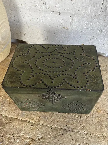 Caja En Madera Con Remaches Y Apliques - 1980