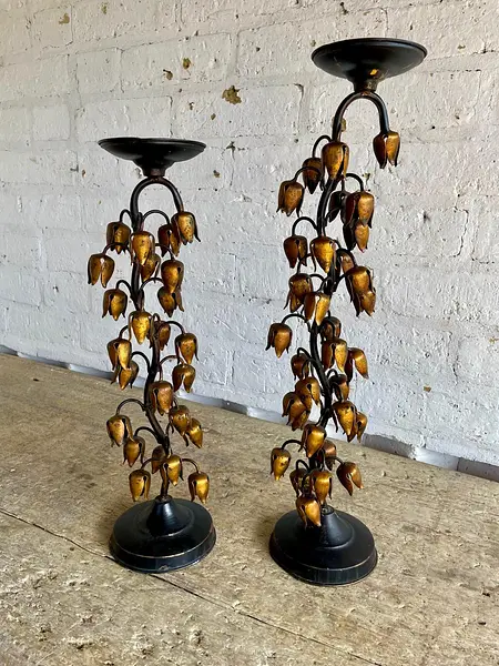 Par De Candelabros Metálicos Dorados Lirios De Los Valles