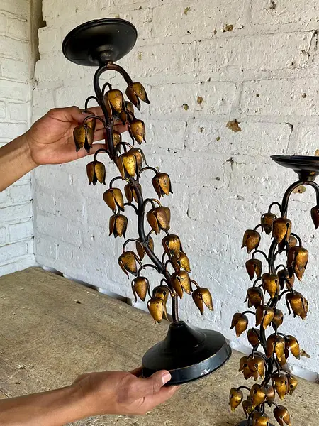 Par De Candelabros Metálicos Dorados Lirios De Los Valles