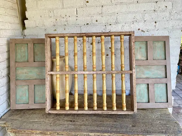 Ventana De Dos Puertas Balaustres De Madera - Colombia 1940