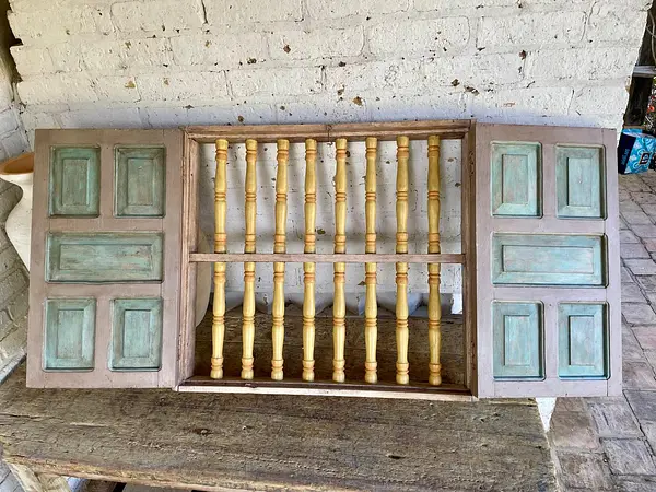 Ventana De Dos Puertas Balaustres De Madera - Colombia 1940