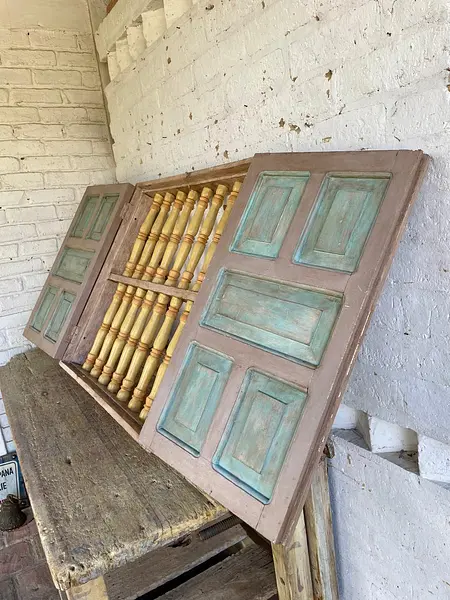 Ventana De Dos Puertas Balaustres De Madera - Colombia 1940