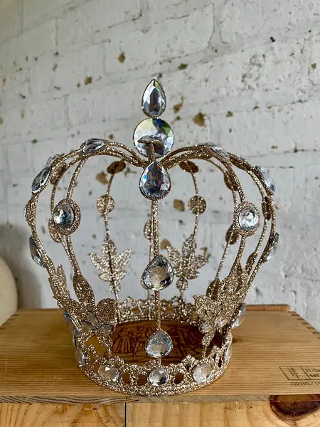 Corona Estilo Imperial De Estructura Metálica Y Purpurina