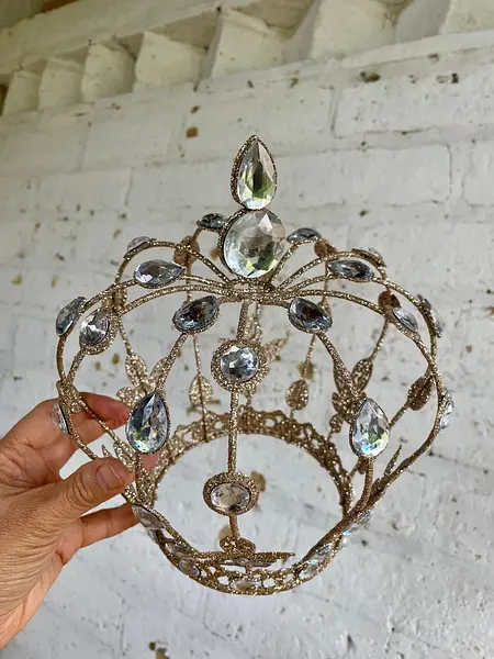 Corona Estilo Imperial De Estructura Metálica Y Purpurina