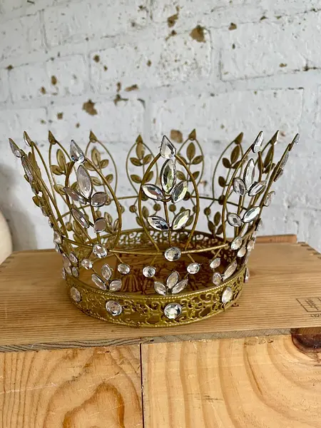 Corona Decorada Con Adornos Que Imitan Diamantes