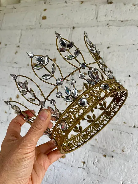 Corona Decorada Con Adornos Que Imitan Diamantes