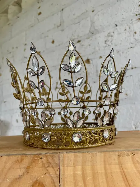 Corona Decorada Con Adornos Que Imitan Diamantes