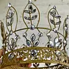 Corona Decorada Con Adornos Que Imitan Diamantes