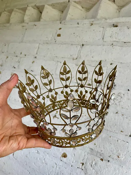 Corona Decorada Con Adornos Que Imitan Diamantes