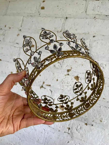 Corona Decorada Con Adornos Que Imitan Diamantes