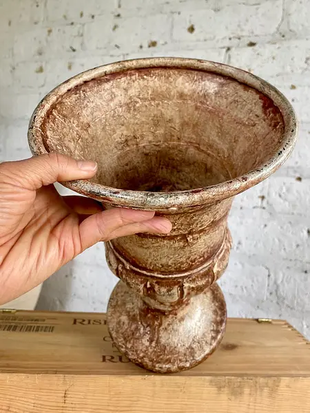 Copón Metálico Decorado Con Pintura Desgastada