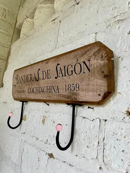 Perchero Banderas De Saigón 2 Ganchos