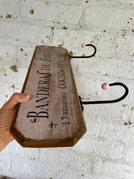 Perchero Banderas De Saigón 2 Ganchos