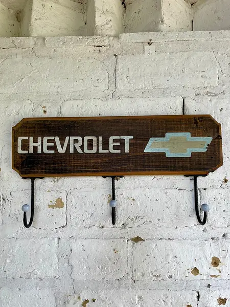 Perchero Rústico Chevrolet Con 3 Colgadores Metálicos