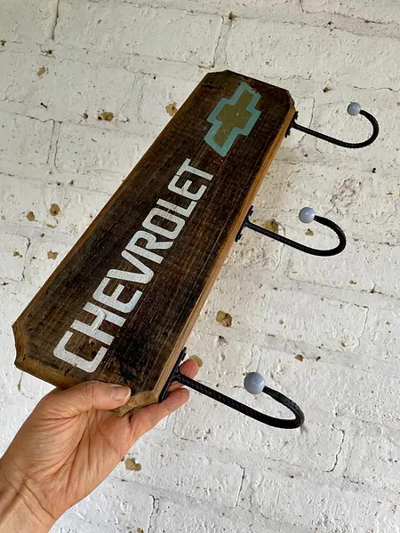 Perchero Rústico Chevrolet Con 3 Colgadores Metálicos