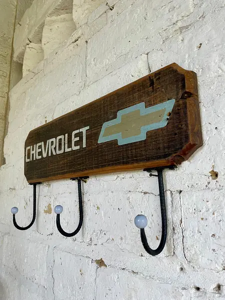 Perchero Rústico Chevrolet Con 3 Colgadores Metálicos