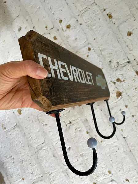 Perchero Rústico Chevrolet Con 3 Colgadores Metálicos