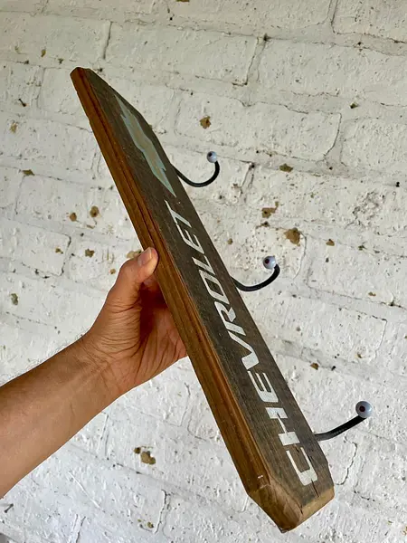 Perchero Rústico Chevrolet Con 3 Colgadores Metálicos