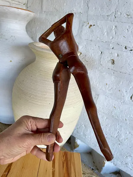 Cascanueces Artesanal Con Forma De Mujer - Filipinas 1950