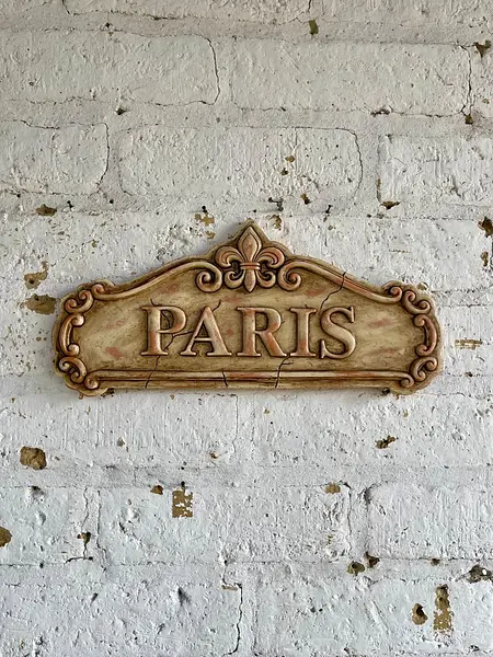 Placa De Pared En Relieve Envejecida