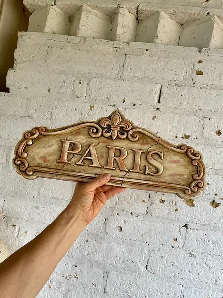 Placa De Pared En Relieve Envejecida