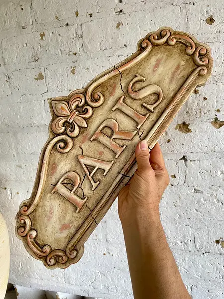 Placa De Pared En Relieve Envejecida