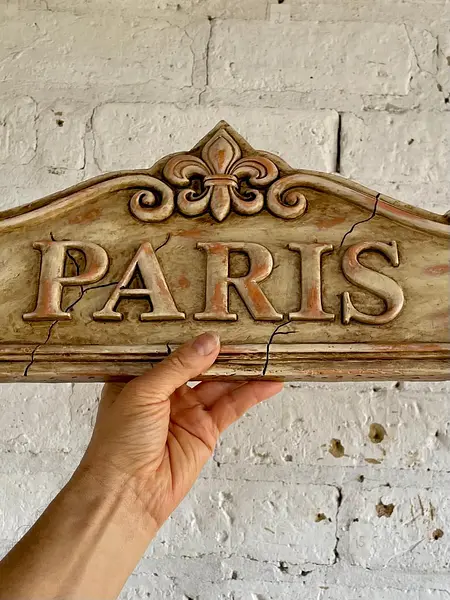 Placa De Pared En Relieve Envejecida