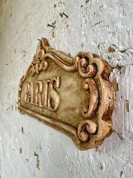 Placa De Pared En Relieve Envejecida