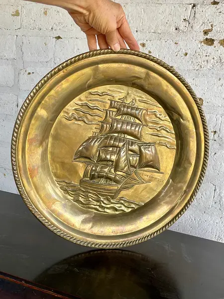 Plato Con El Velero Thermopylae En Relieve - Inglaterra 1950
