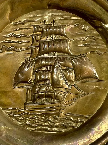 Plato Con El Velero Thermopylae En Relieve - Inglaterra 1950