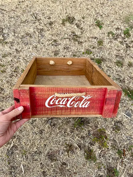 Caja Coca Cola Rústica Y Manijas Anudadas En Los Laterales