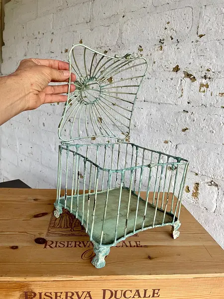 Jaula Con Pájaro En La Cúspide Y Base Con Garras