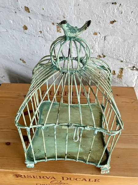 Jaula Con Pájaro En La Cúspide Y Base Con Garras