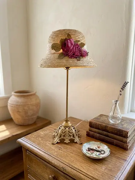 Lámpara Rústica Con Sombrero Cloche Y Flores