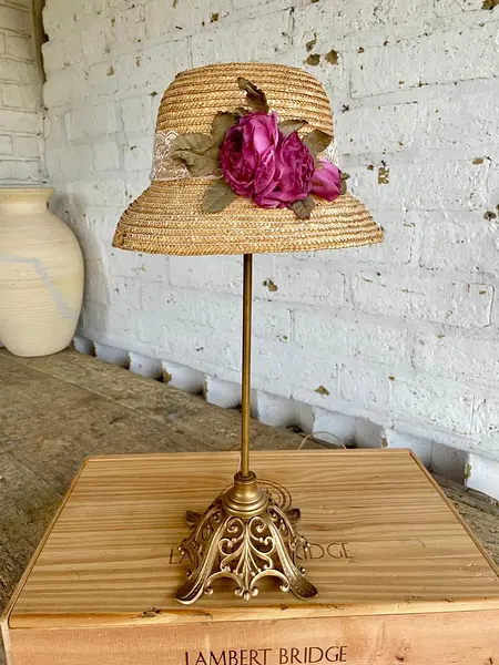 Lámpara Rústica Con Sombrero Cloche Y Flores