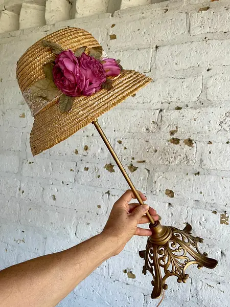 Lámpara Rústica Con Sombrero Cloche Y Flores