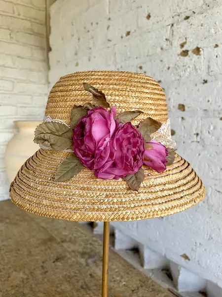 Lámpara Rústica Con Sombrero Cloche Y Flores
