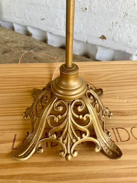 Lámpara Rústica Con Sombrero Cloche Y Flores