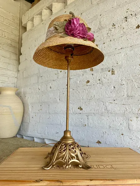 Lámpara Rústica Con Sombrero Cloche Y Flores