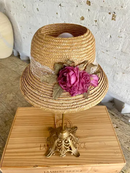 Lámpara Rústica Con Sombrero Cloche Y Flores